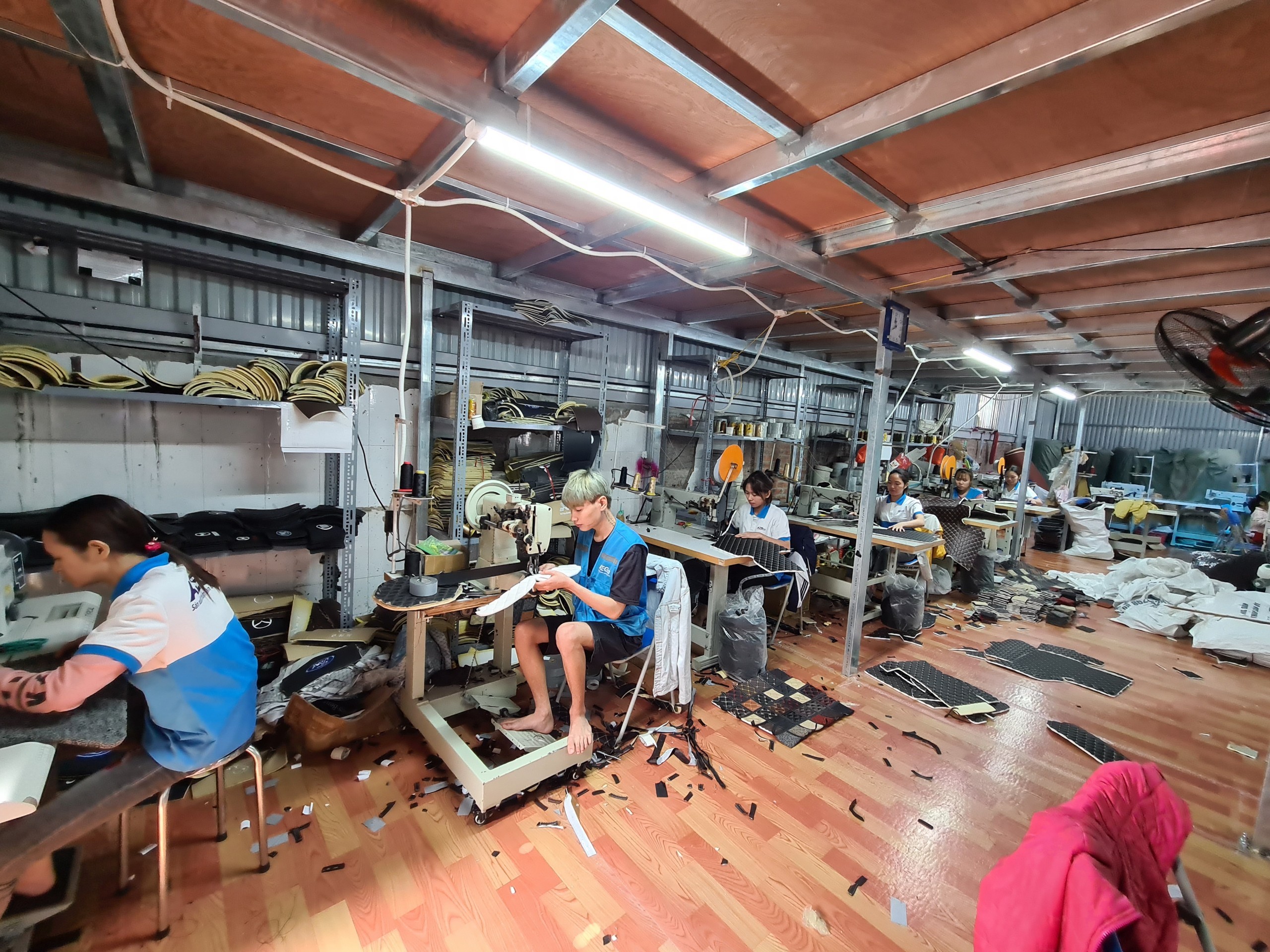 Tất bật sản xuất thảm lót sàn oto những ngày cuối năm tại AEGAuto